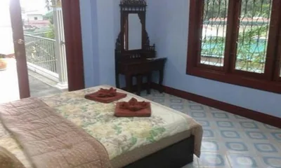 Queen-Zimmer mit Balkon — Majestic Villas Guesthouse Phuket.